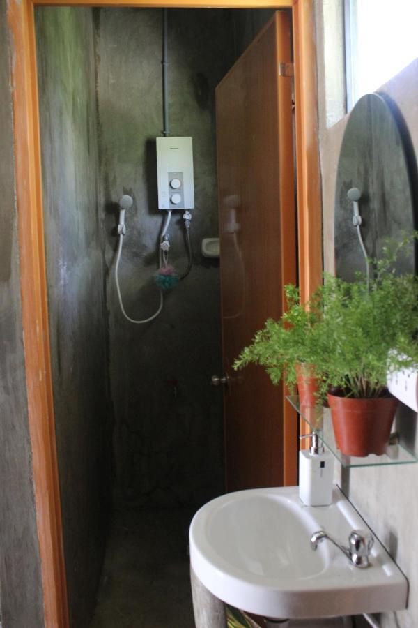 Hangover Albergue *