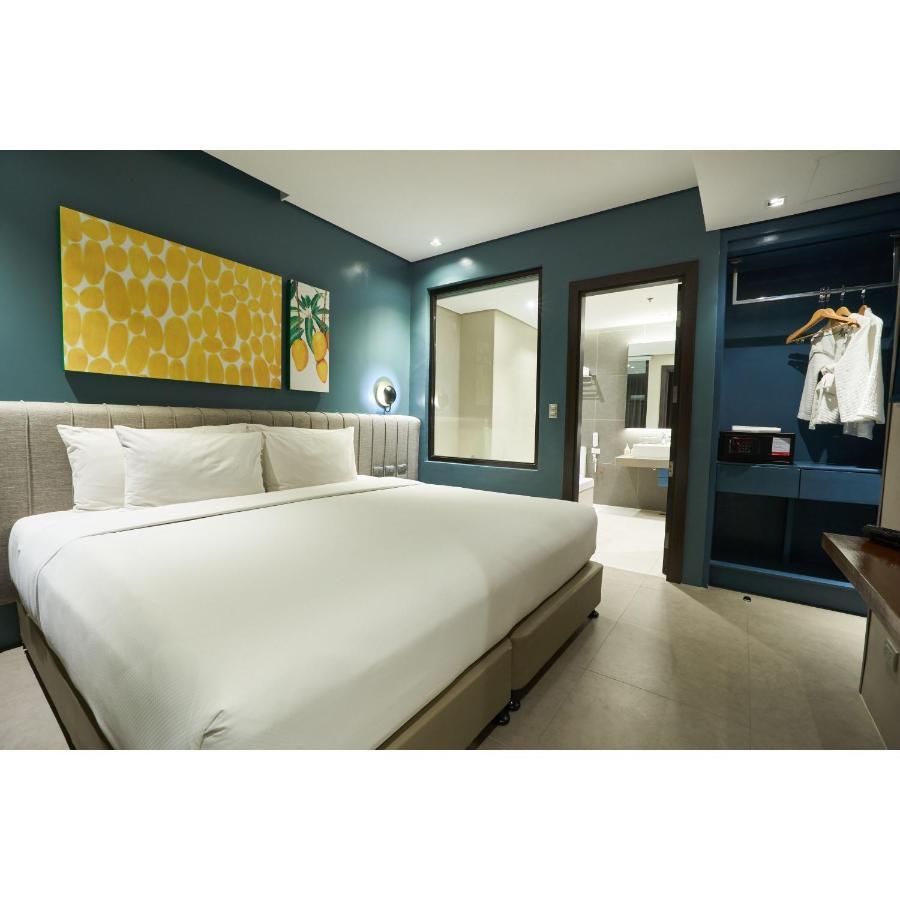 Summit Galleria 3*