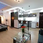 Condo Azur Suites E507 Near Airport, Netflix, Stylish, Cozy With Swimming Pool