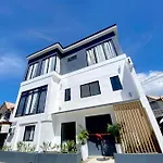 New Modern Suite Near Airport & Beach