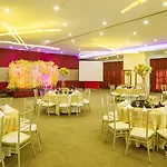 Golden Prince Hotel & Suites