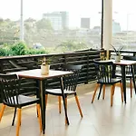 Travelbee Airport Inn
