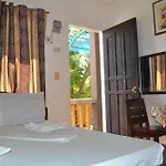 Nanette\'S Tourist Inn