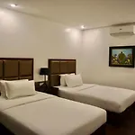 Stylish Luxury Penthouse With 3Br, Wifi, Gym, Across Malls
