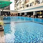 New Modern Pool Front Condo Near It Park