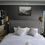 Cozy Urban Condo In Grand Residences With Balcony