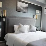 Cozy Urban Condo In Grand Residences With Balcony
