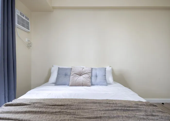 Furnished 1-Bedroom In Avida Towers Riala, Cebu It Park With Fast Wifi, Netflix, Pool And More