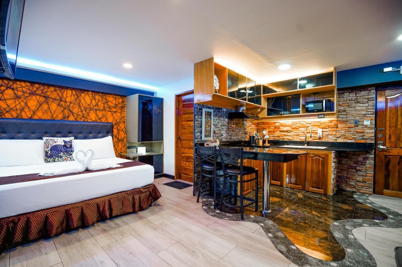Clockworkorange Luxury 4-minutes Away To Airport Apartment