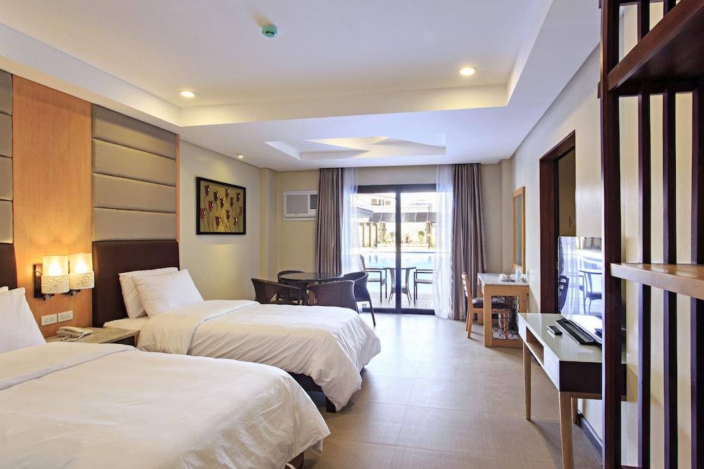 Westown Lagoon - South Wing 3*