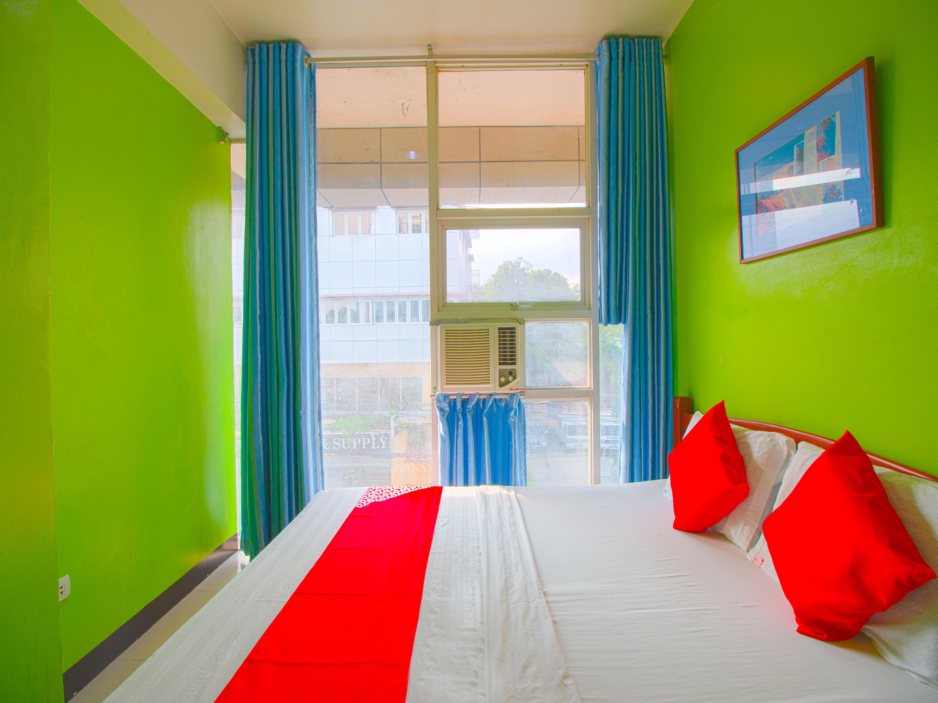 Oyo 677 Roseate 3* Cebu