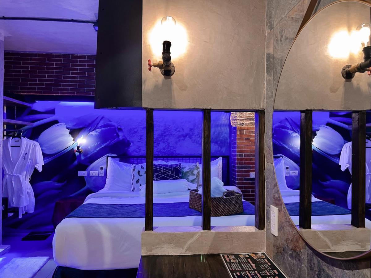 Clockworkorange Luxury 4-minutes Away To Airport Apartment