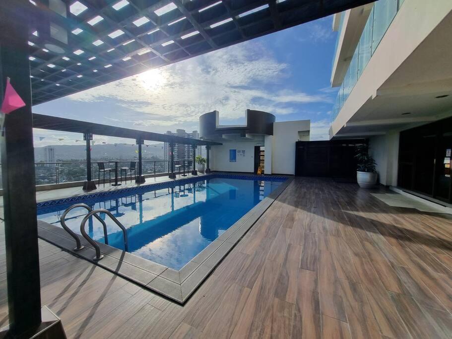 Apartment Chic Studio 5 Min Walk To Business Park/ayala *