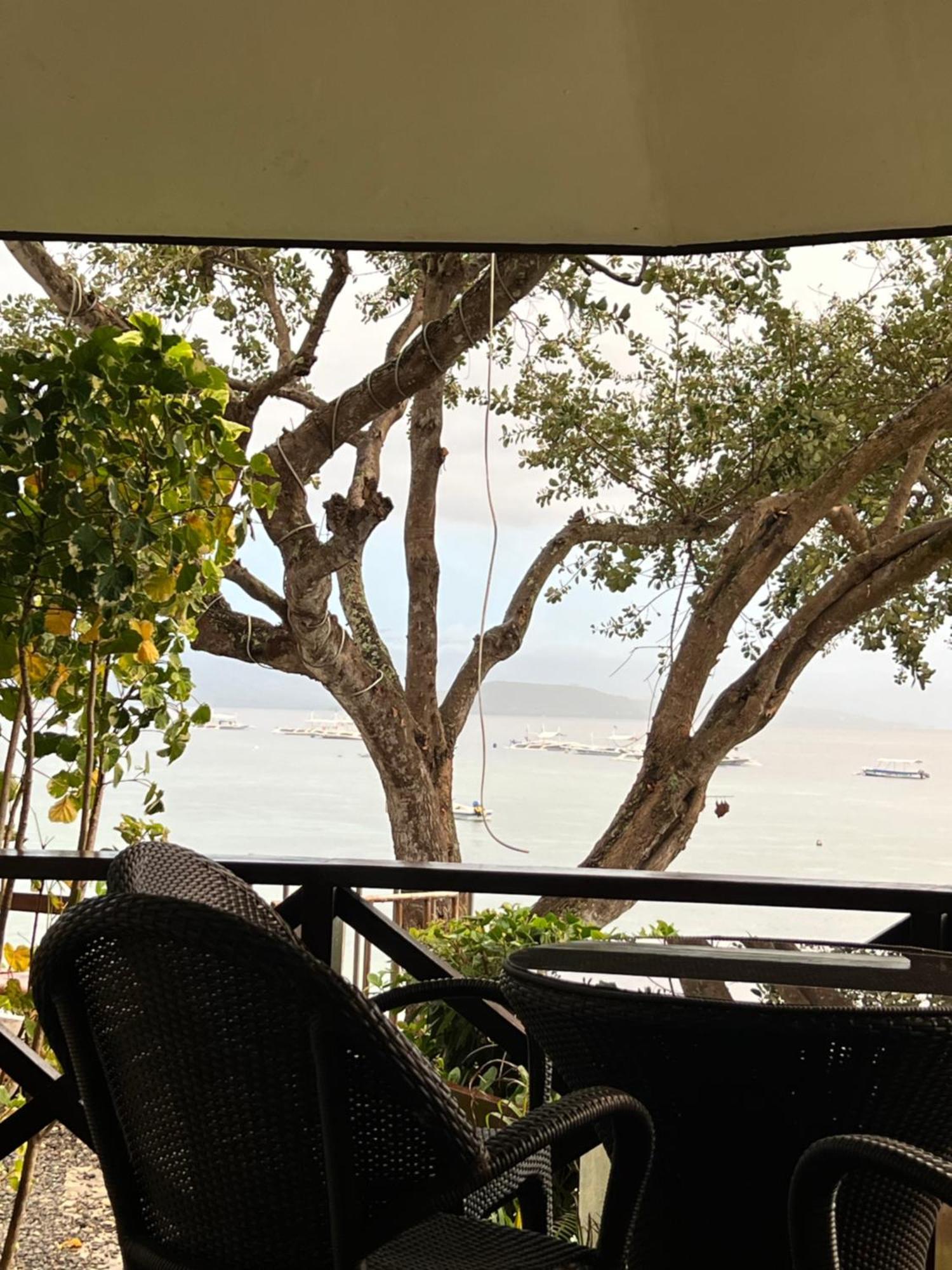 Resort Pescador View - Beachfront & By The Ocean Hostels & Restaurant Moalboal