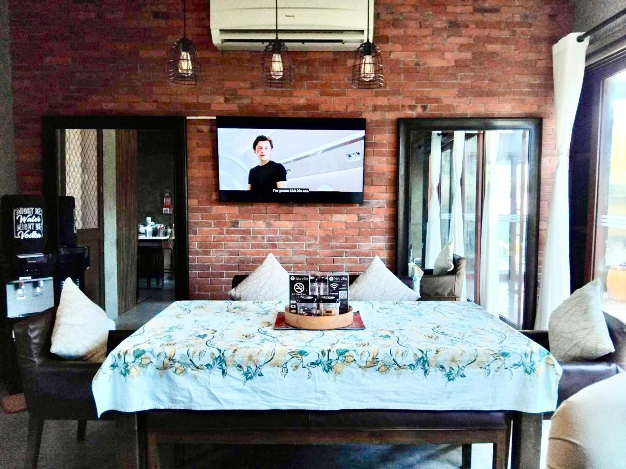 Isla 1 Amazing Waterfall Pool House Near Beach, Bars & Restaurants * Lapu-Lapu City