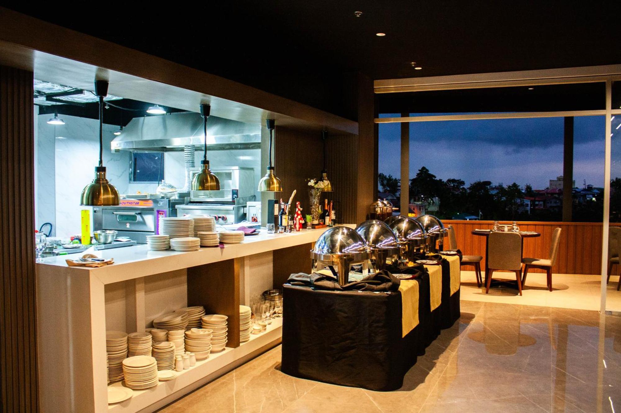 Hotel Hayat Sky Towers 3*