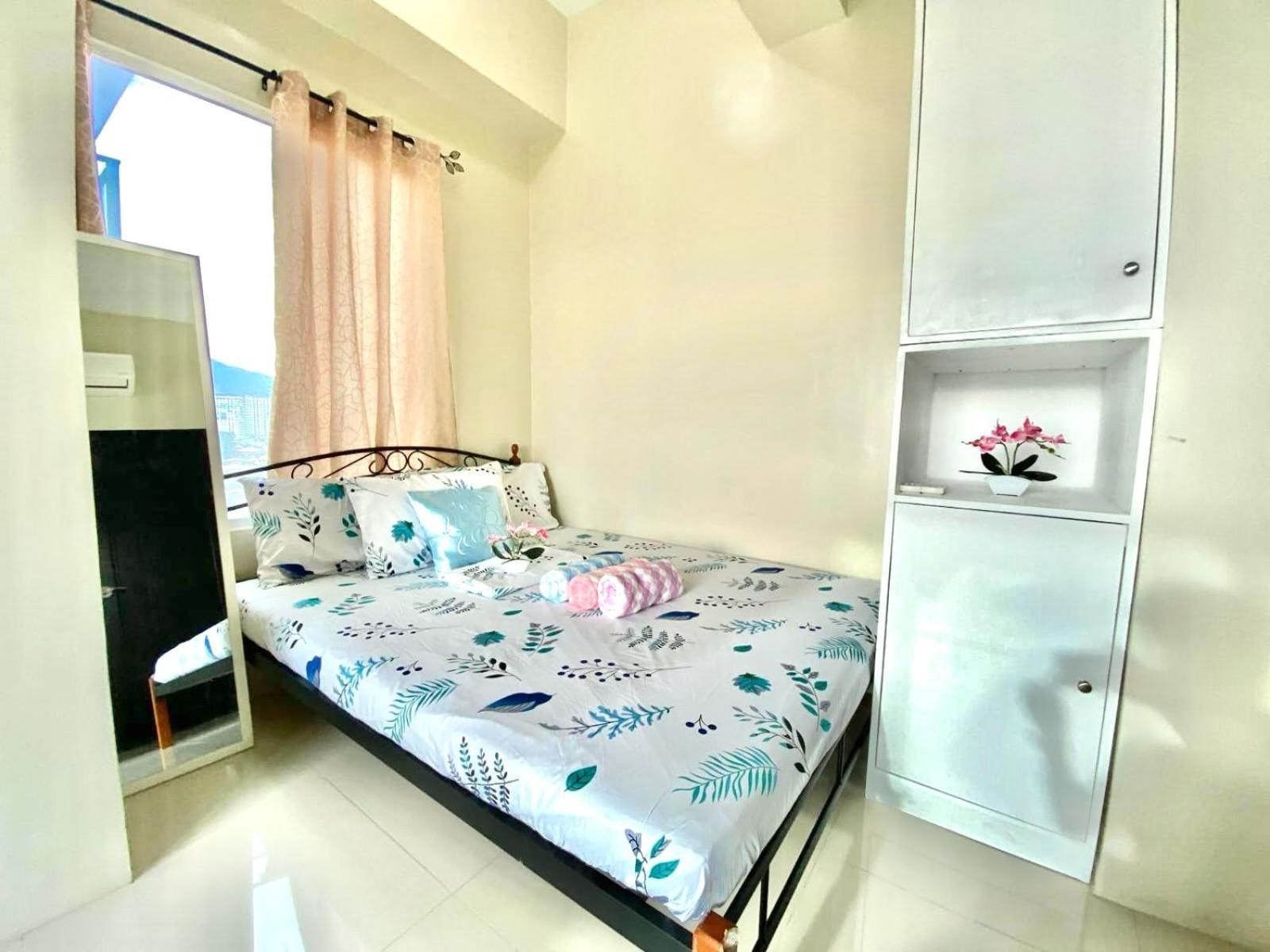 Group-friendly 2br With Mall Access *