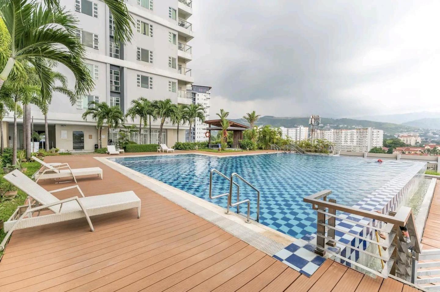Group-friendly 2br With Mall Access *