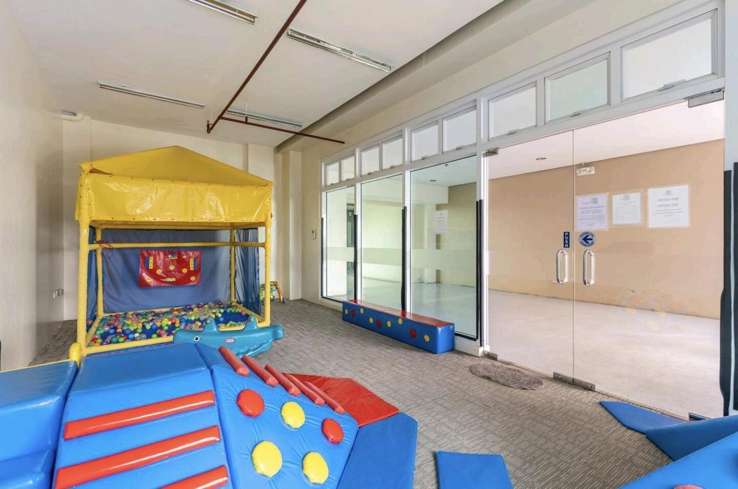 Group-friendly 2br With Mall Access *