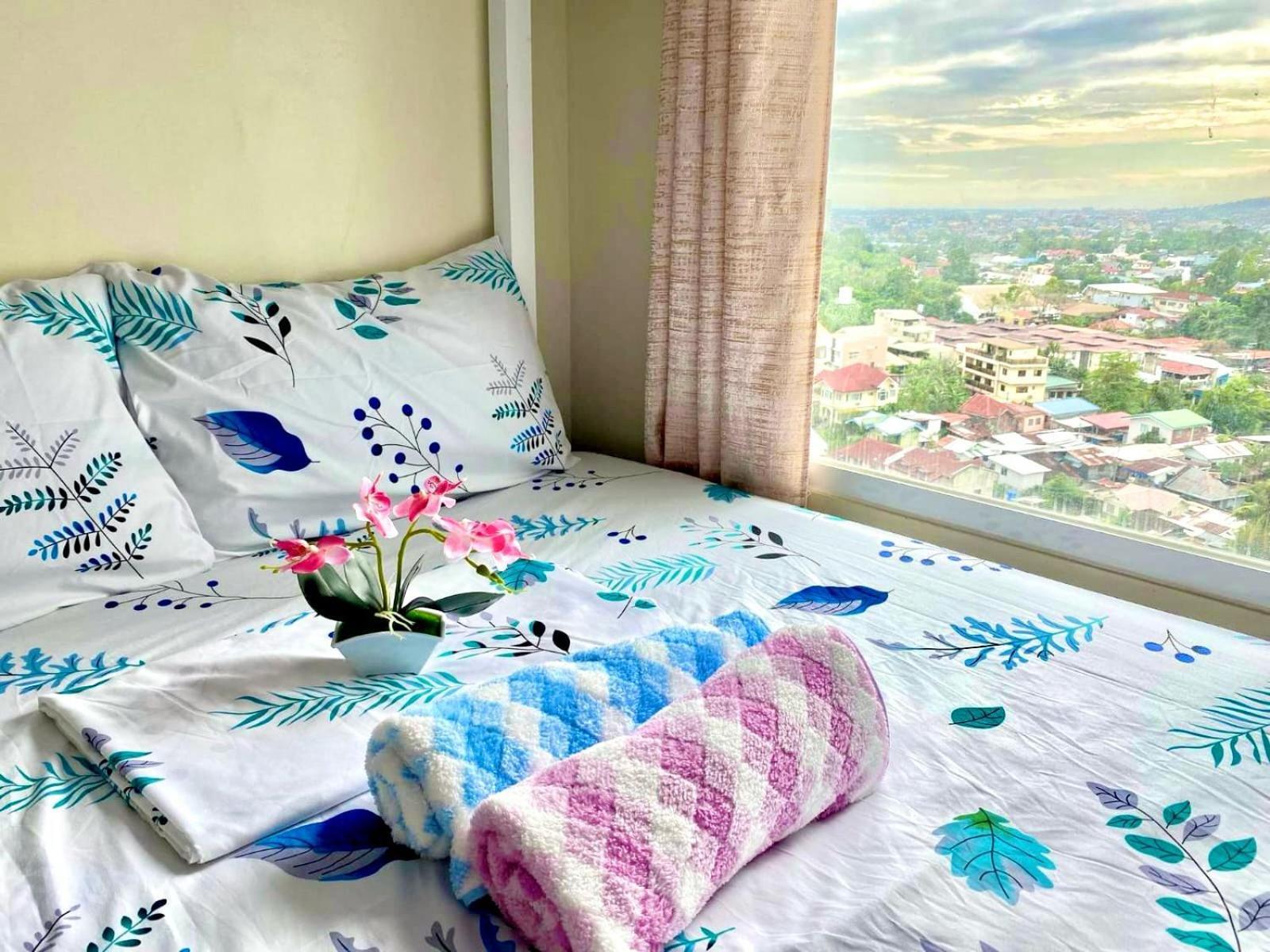 Group-friendly 2br With Mall Access