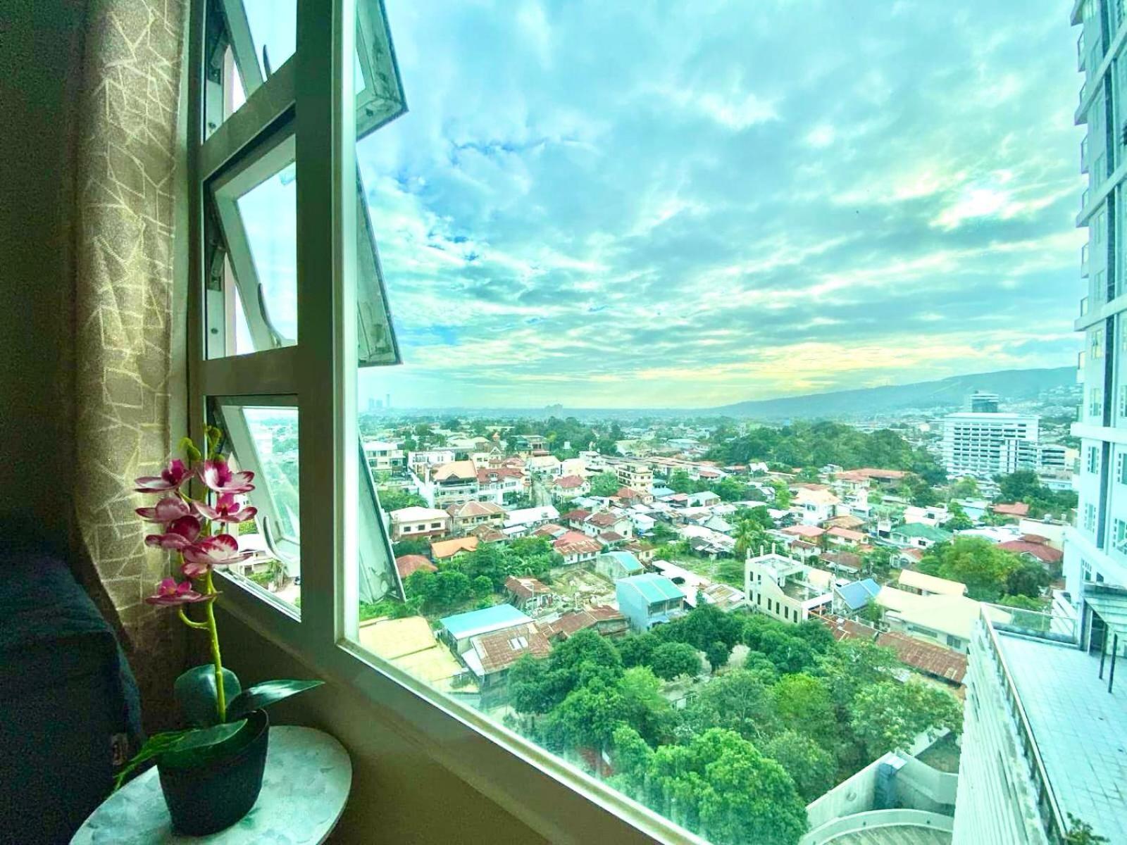 Group-friendly 2br With Mall Access *
