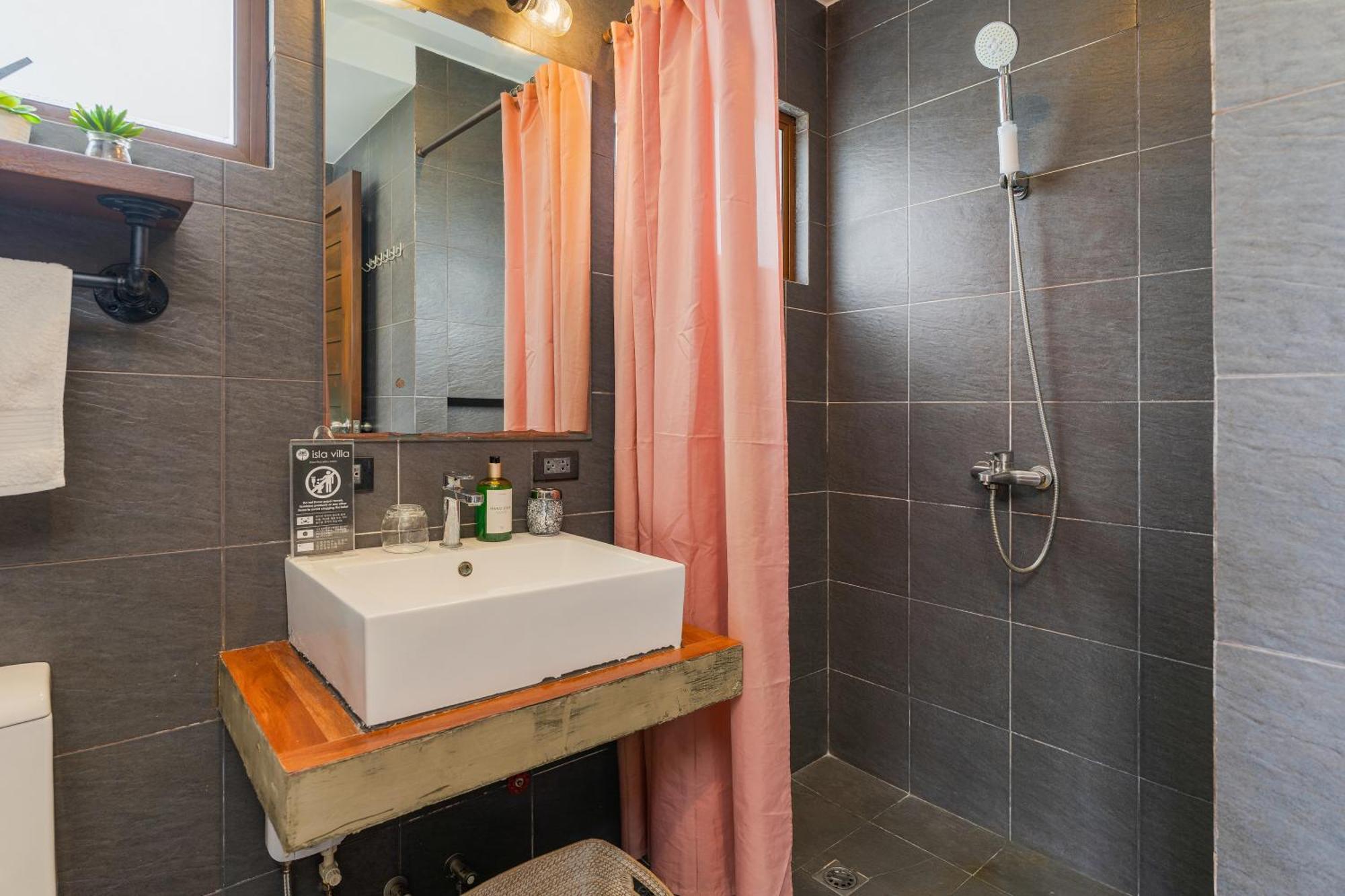 Isla 1 Amazing Waterfall Pool House Near Beach, Bars & Restaurants Holiday home Lapu-Lapu City