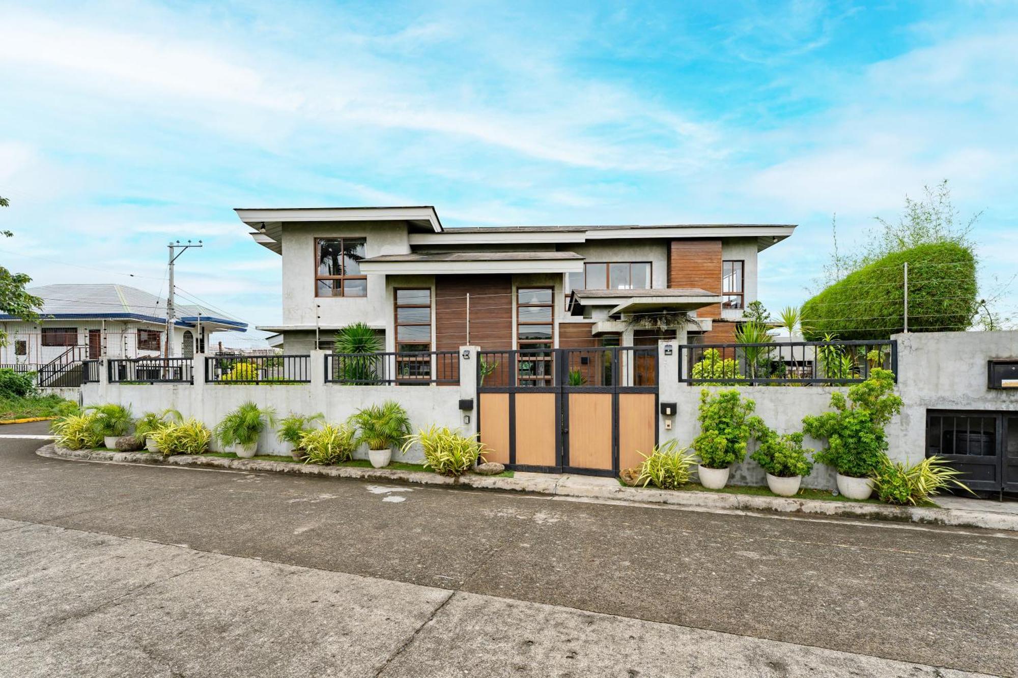 Isla 1 Amazing Waterfall Pool House Near Beach, Bars & Restaurants Holiday home Lapu-Lapu City