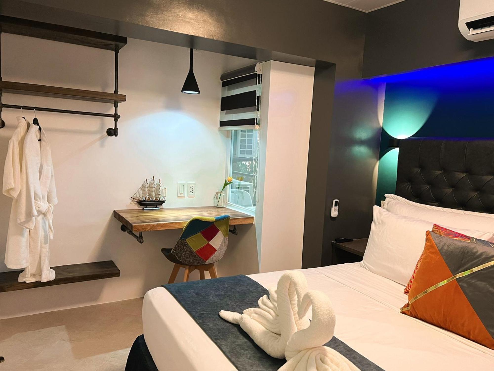 Clockworkorange Luxury 4-minutes Away To Airport Apartment