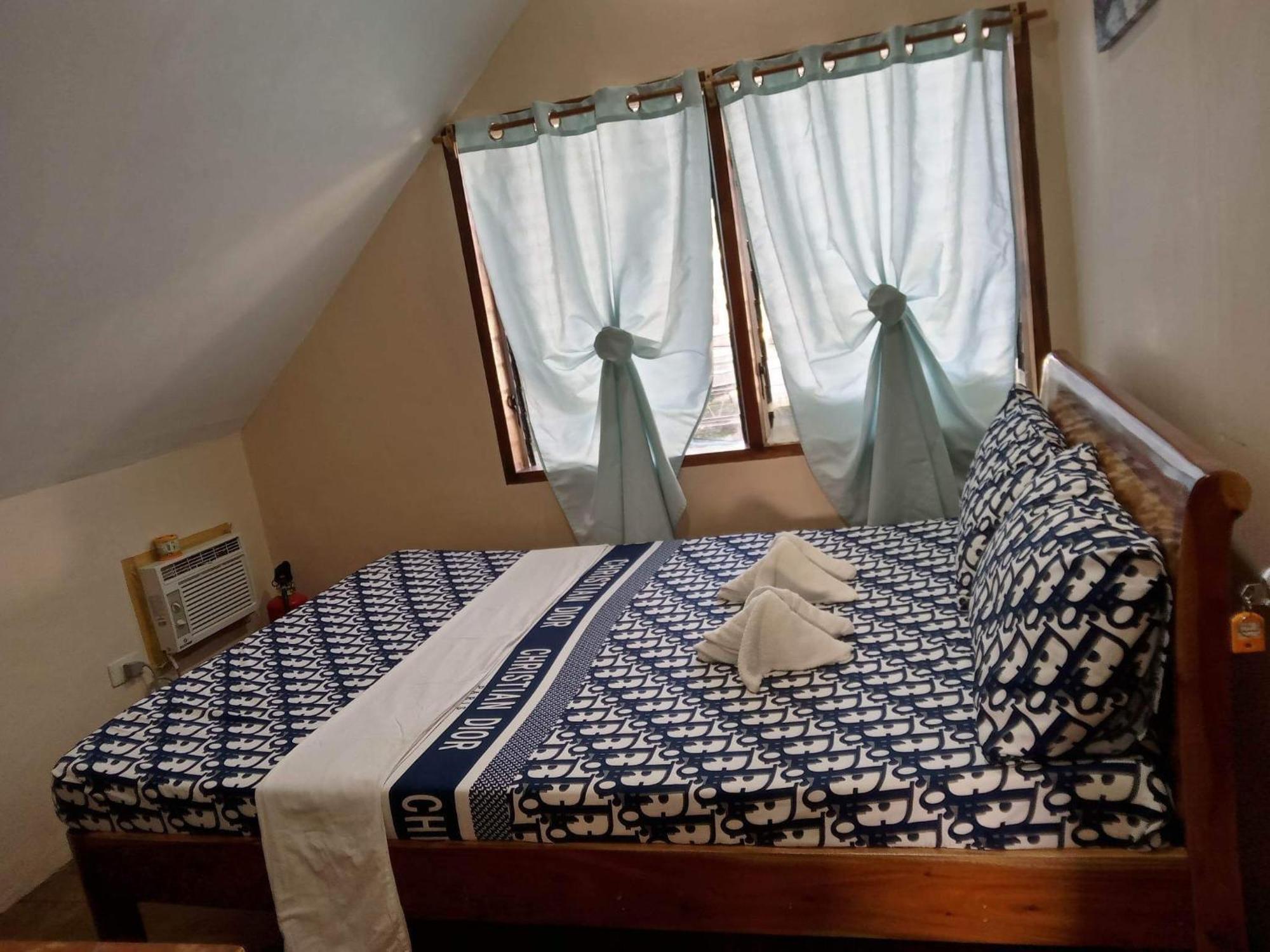 Pescador View - Beachfront & By The Ocean Hostels & Restaurant Moalboal Resort *