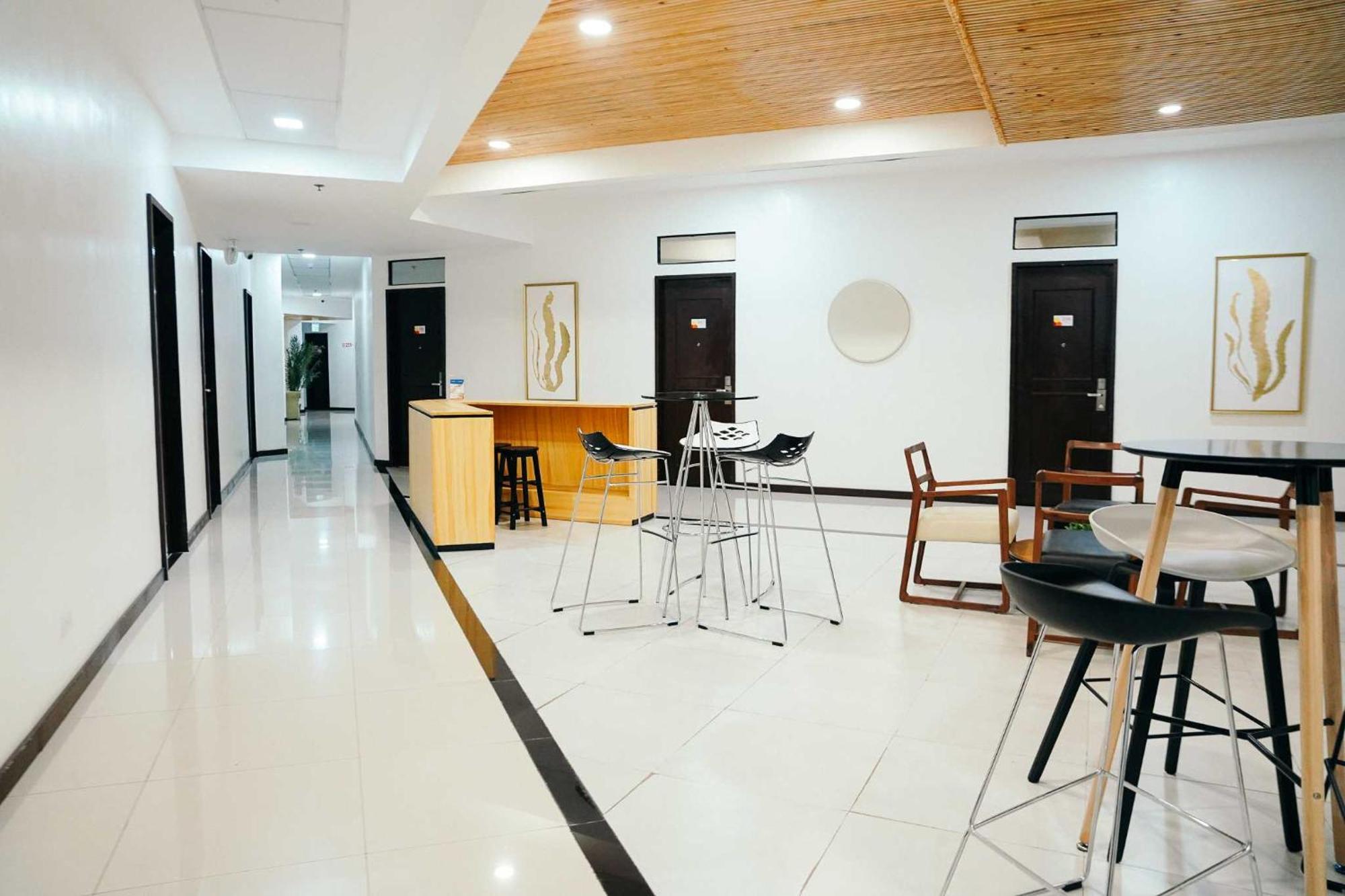 Travelbee Airport Inn *