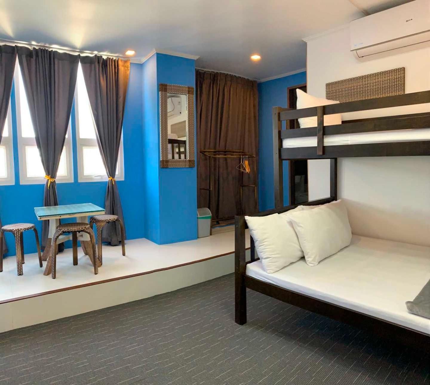 Hotel Attic Capsule 3*