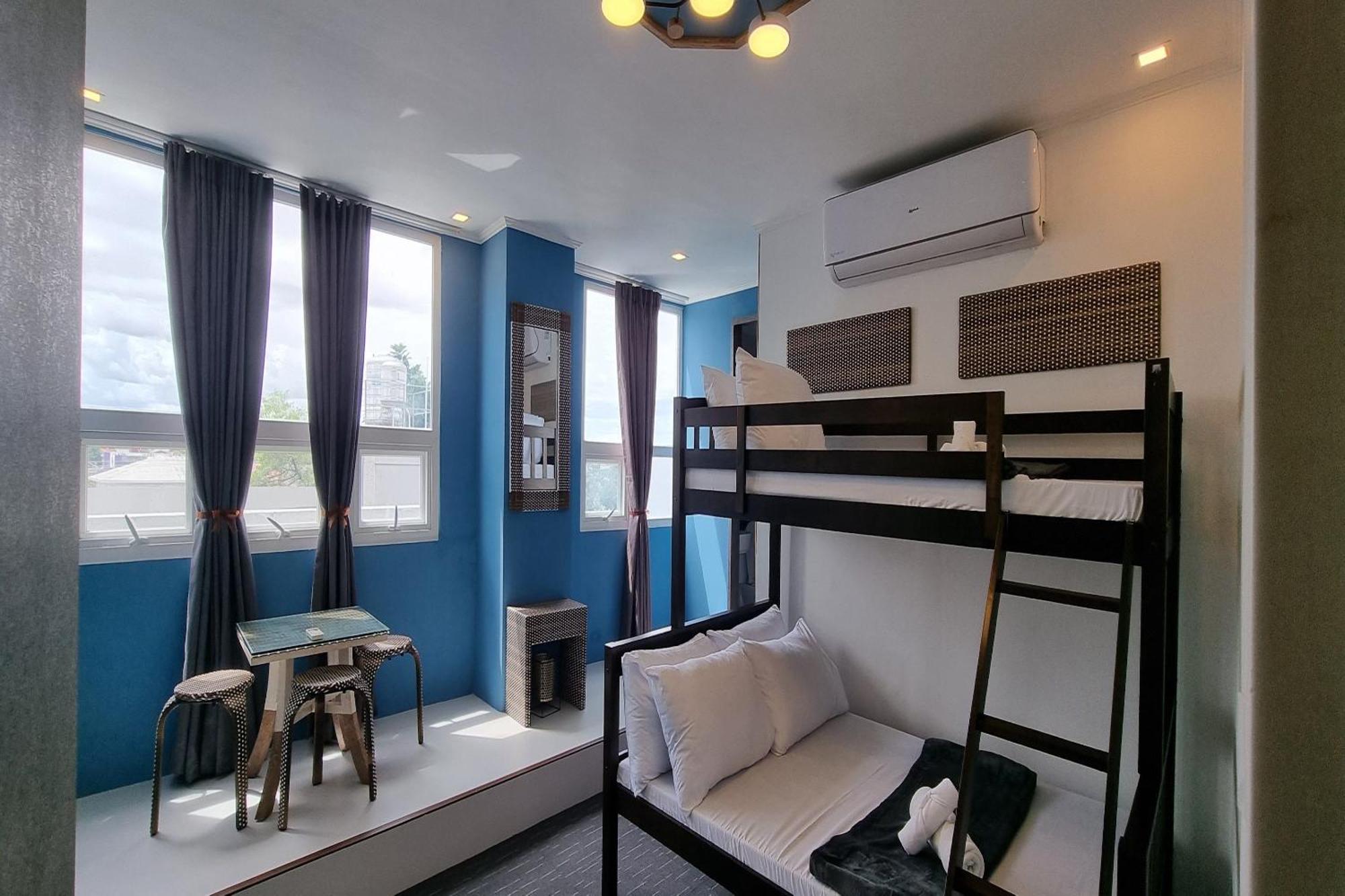 Hotel Attic Capsule 3*