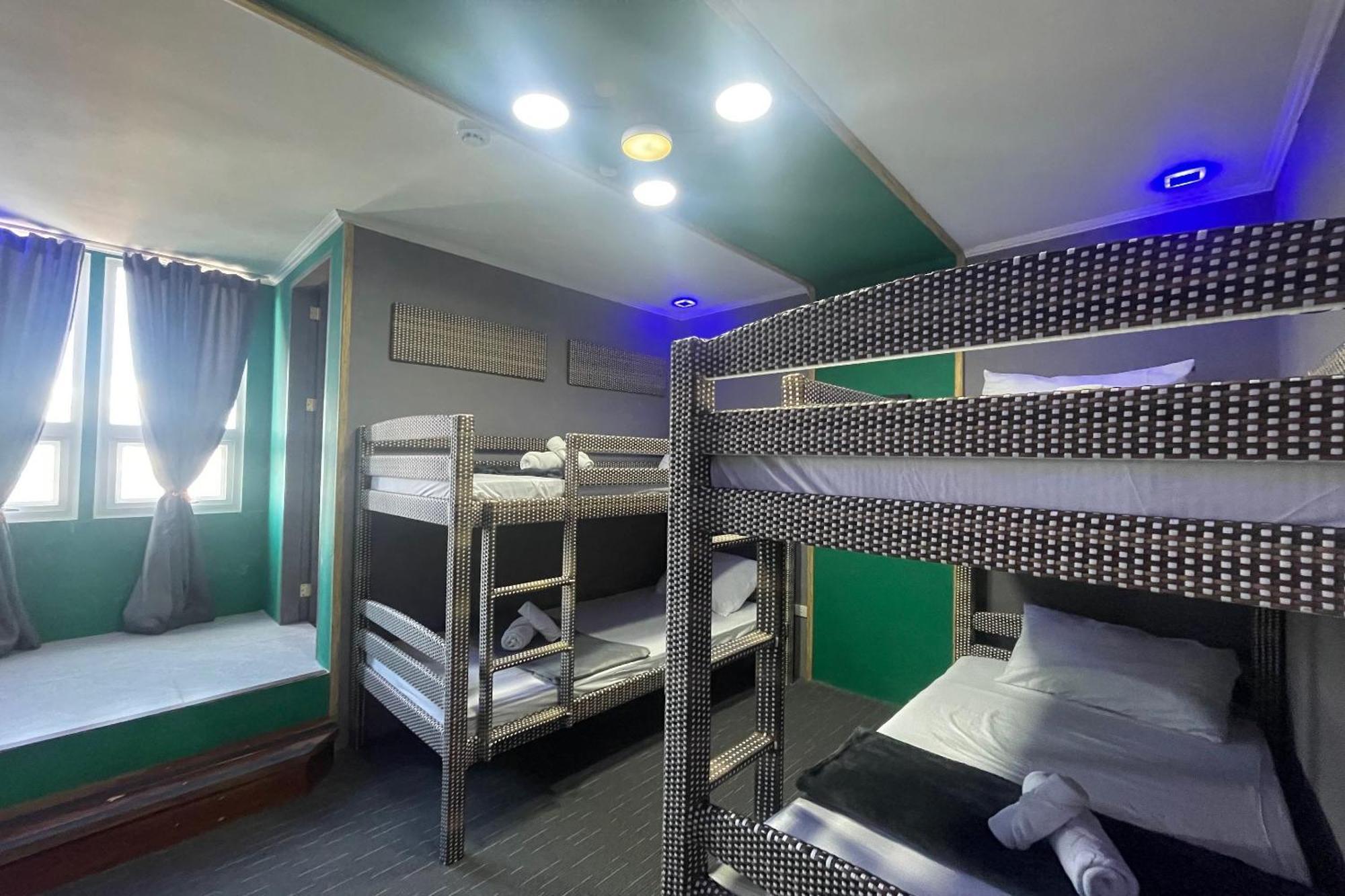 Hotel Attic Capsule 3*
