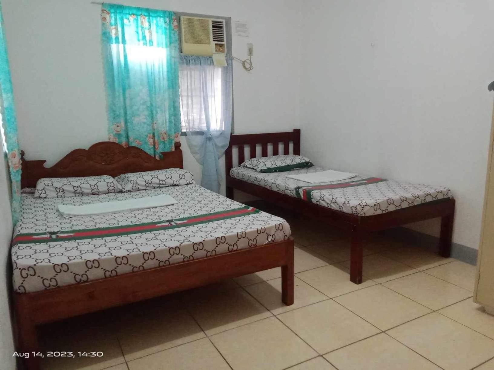 Pescador View - Beachfront & By The Ocean Hostels & Restaurant Moalboal