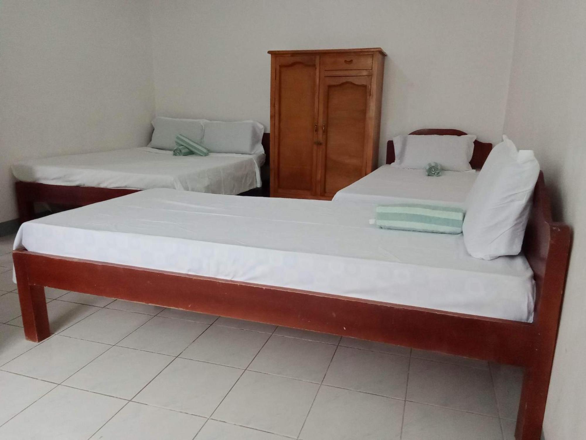 Pescador View - Beachfront & By The Ocean Hostels & Restaurant Moalboal