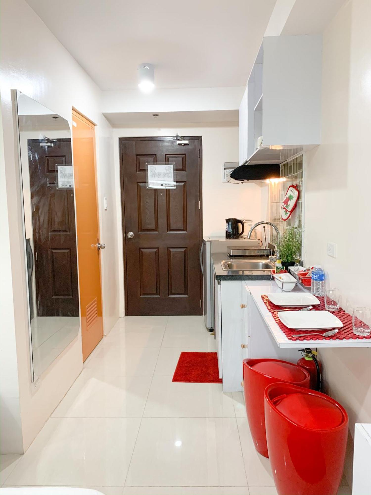 The Persimmon Near Ayala And Sm Apartment *