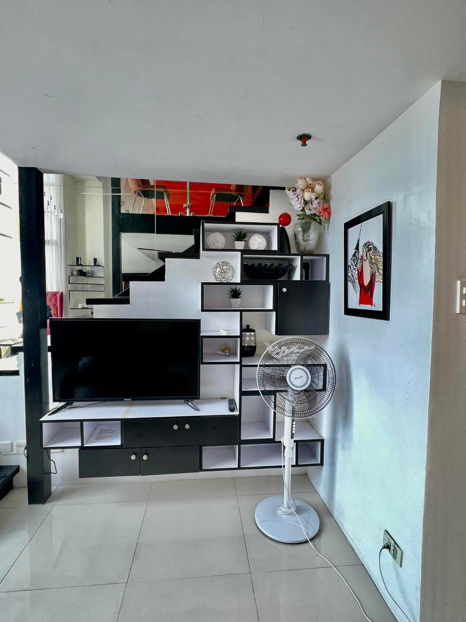 Huge Loft Type At Queen Of The South Apartment *