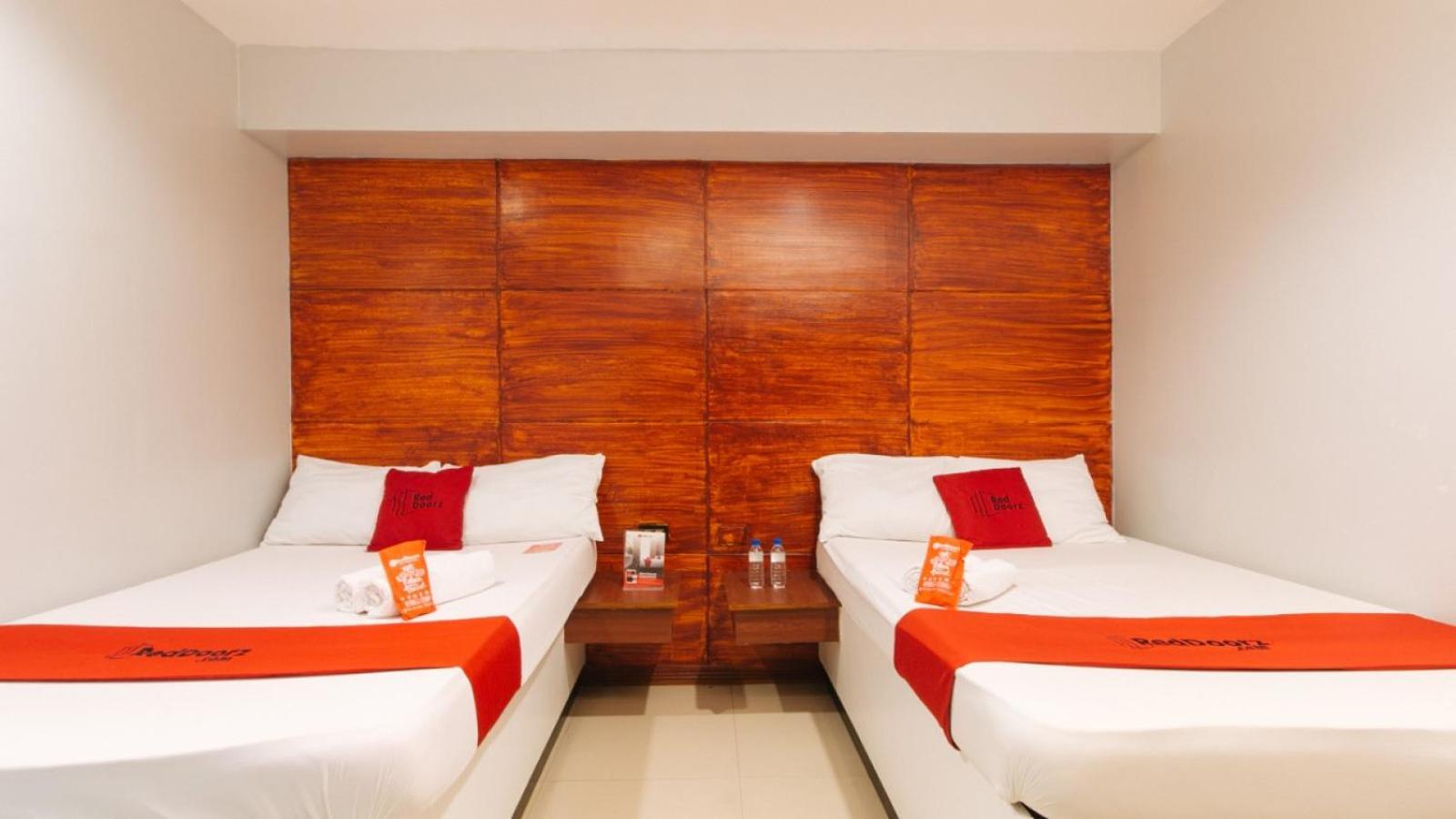 Hotel Reddoorz @ Costa Roca Balamban 3*