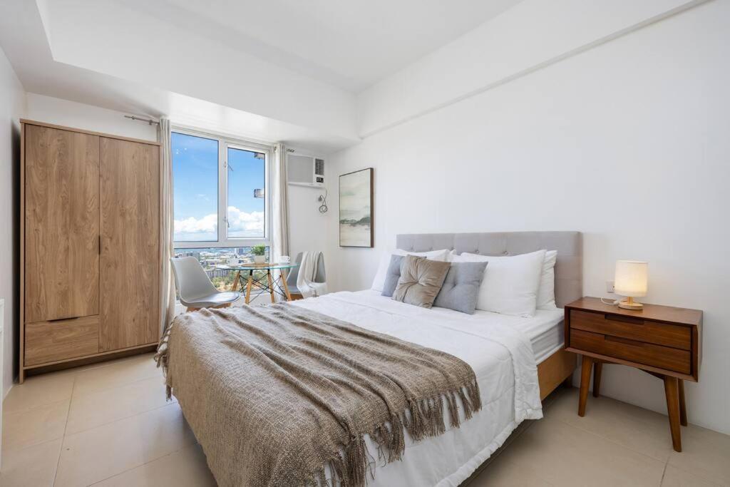 Furnished In Avida Towers Riala, It Park With Amazing View, Fast Wifi, Netflix, Pool And Apartment