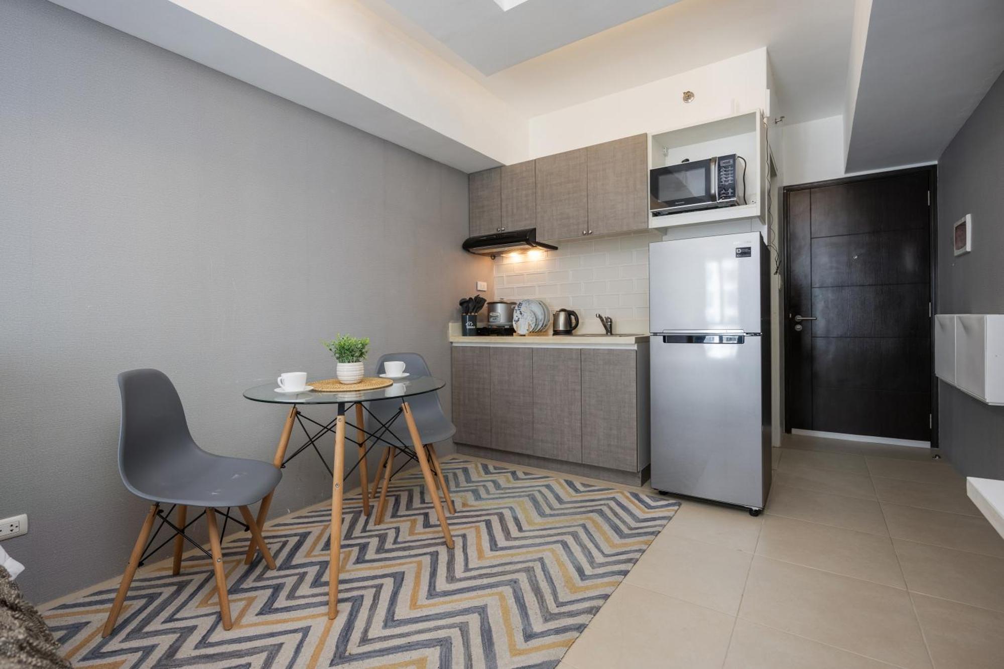 Furnished In Avida Towers Riala, It Park With Pool View, Fast Wifi, Netflix And *