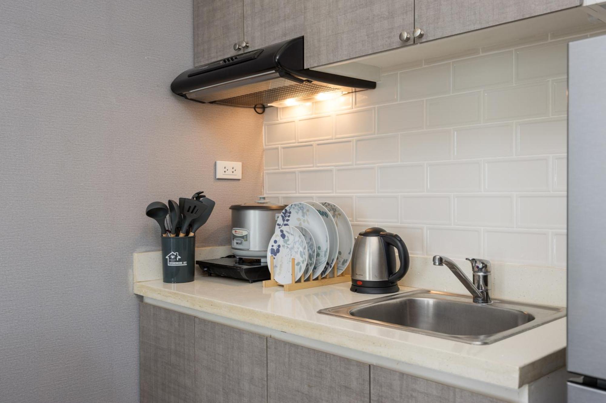 Furnished In Avida Towers Riala, It Park With Pool View, Fast Wifi, Netflix And Apartment