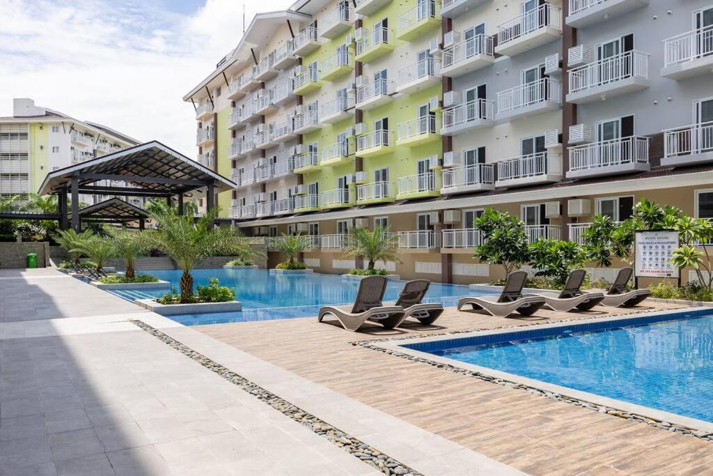 Amani 606b Near Airport, Mall, Free Pool, Gym, Netflix, 200 Mbps Wi-fi Apartment