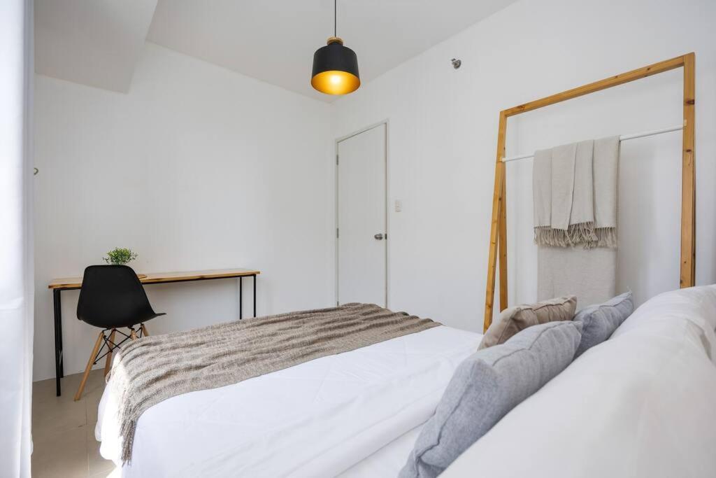 Apartment Furnished 2-bedroom In Avida Towers Riala, It Park With Fast Wifi, Netflix, Pool And