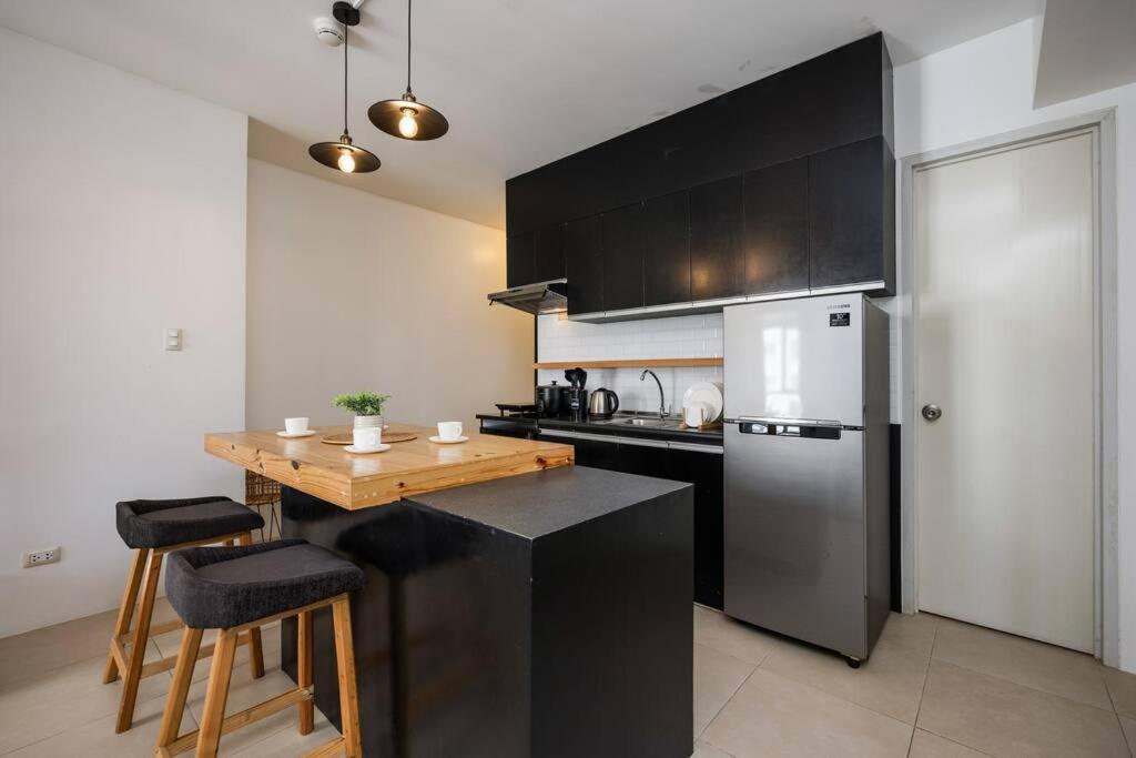 Furnished 2-bedroom In Avida Towers Riala, It Park With Fast Wifi, Netflix, Pool And Apartment