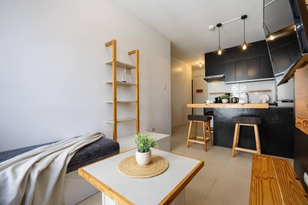 Furnished 2-bedroom In Avida Towers Riala, It Park With Fast Wifi, Netflix, Pool And *
