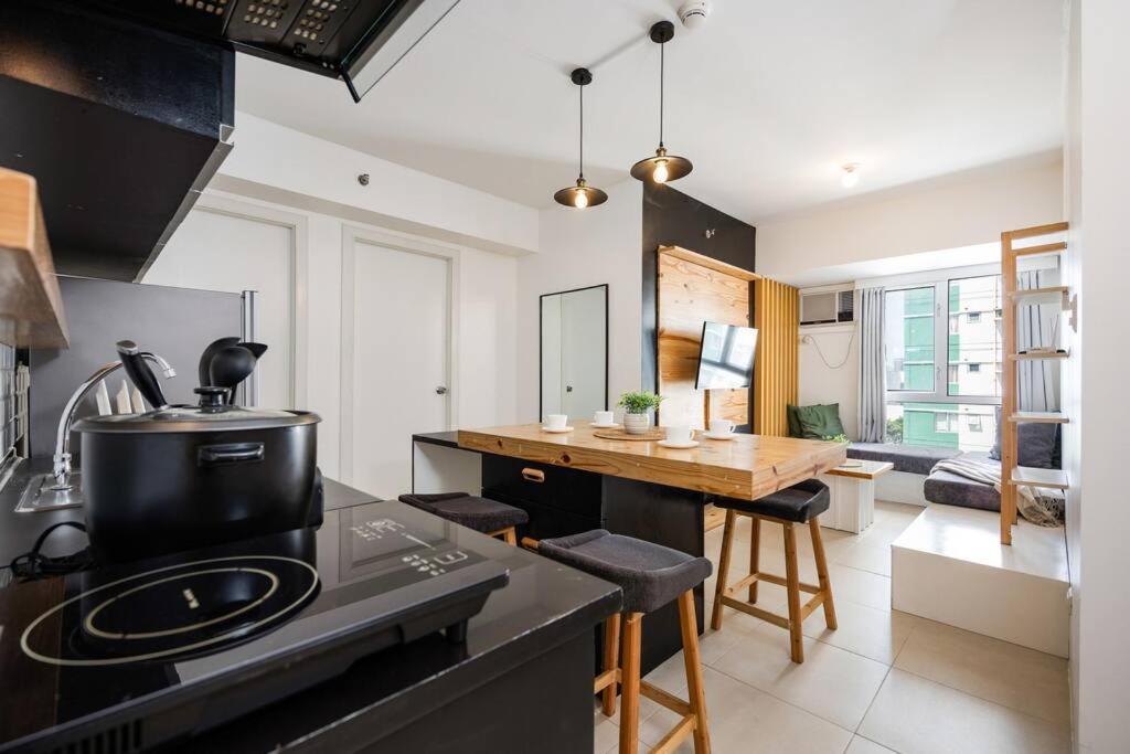Furnished 2-bedroom In Avida Towers Riala, It Park With Fast Wifi, Netflix, Pool And