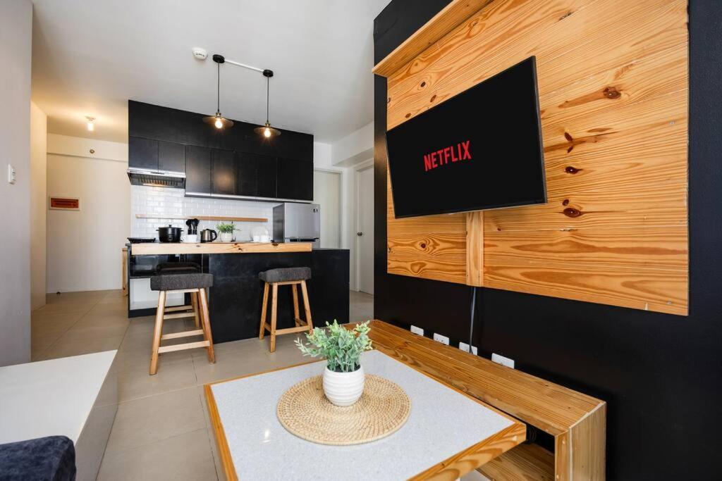 Furnished 2-bedroom In Avida Towers Riala, It Park With Fast Wifi, Netflix, Pool And Apartment