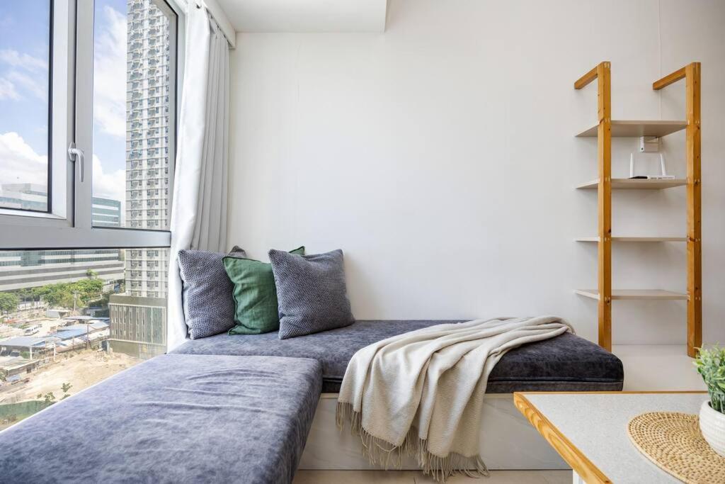 Furnished 2-bedroom In Avida Towers Riala, It Park With Fast Wifi, Netflix, Pool And Apartment