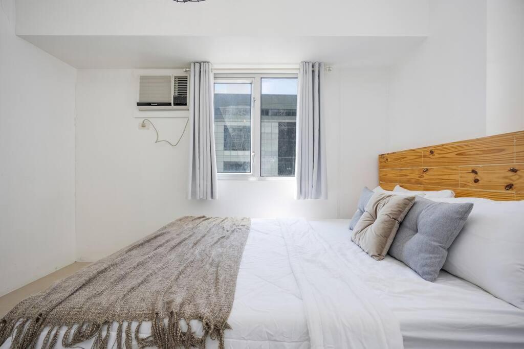 Furnished 2-bedroom In Avida Towers Riala, It Park With Fast Wifi, Netflix, Pool And Cebu