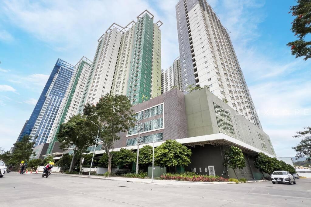 Furnished 2-bedroom In Avida Towers Riala, It Park With Fast Wifi, Netflix, Pool And *